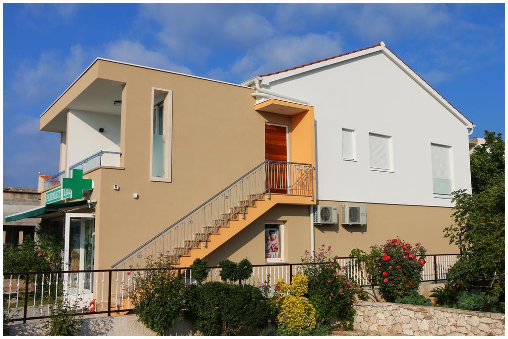 Apartments Ksenia Rogoznica  Esterno foto